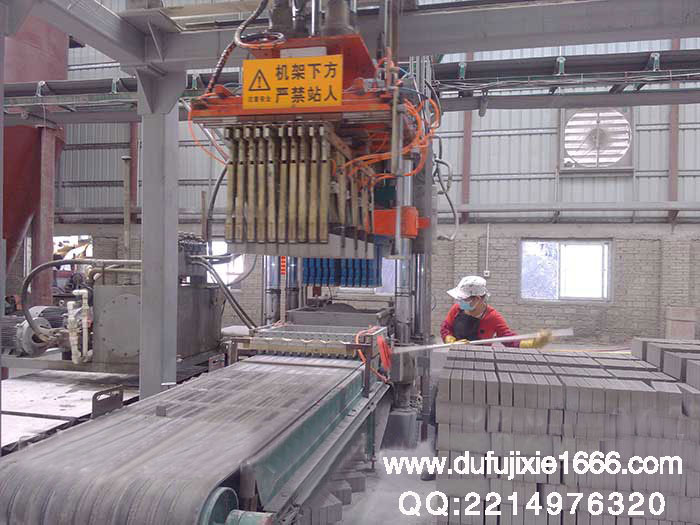 新型耐火磚壓磚機